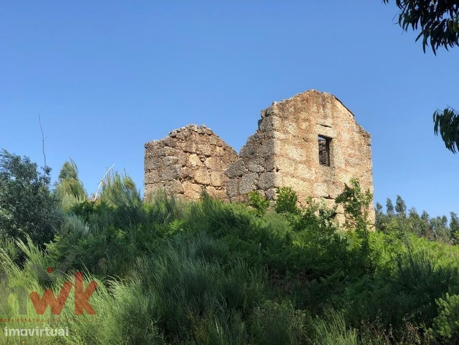 Terreno com ruína em pedra com vistas desafogadas