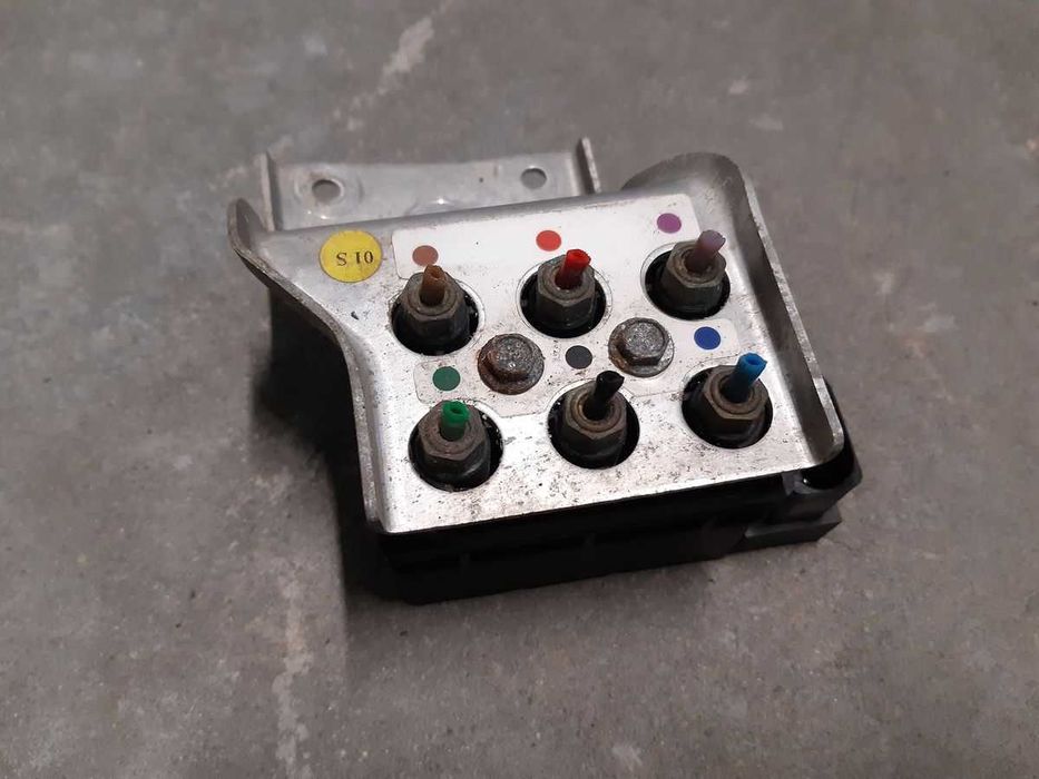 Audi A8 D3 rozdzielacz zawieszenia  ,  regulator pneumatyki .