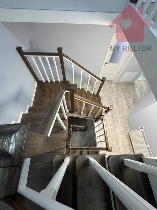 Сучасний будинок з сонячними панелями та гаражем у новому районі.