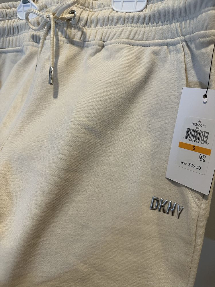 Спорт костюм,молочний, ,женский,комплект - шорти / футболка DKNY