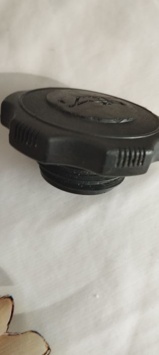 Кришка (пробка) маслозаправной горловини мазди  підходить до моделі 32