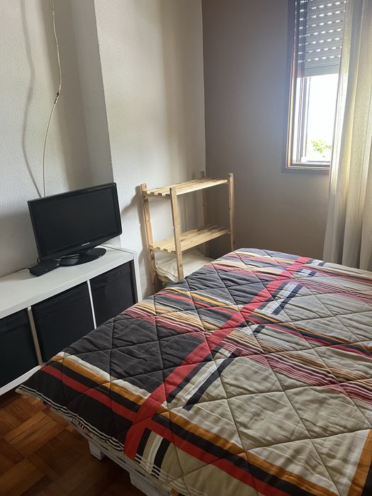 Alugo quarto solteiro ou casal em moradia compartilhada