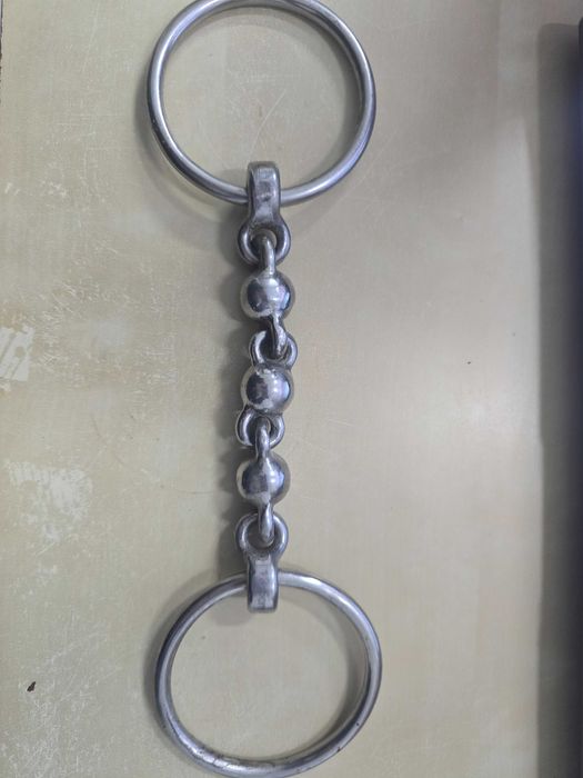 Dwa wędzidła dla konia