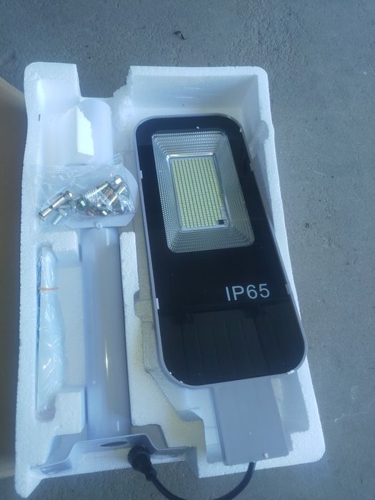 Lampa zewnętrzna LED z panelem slonecznym