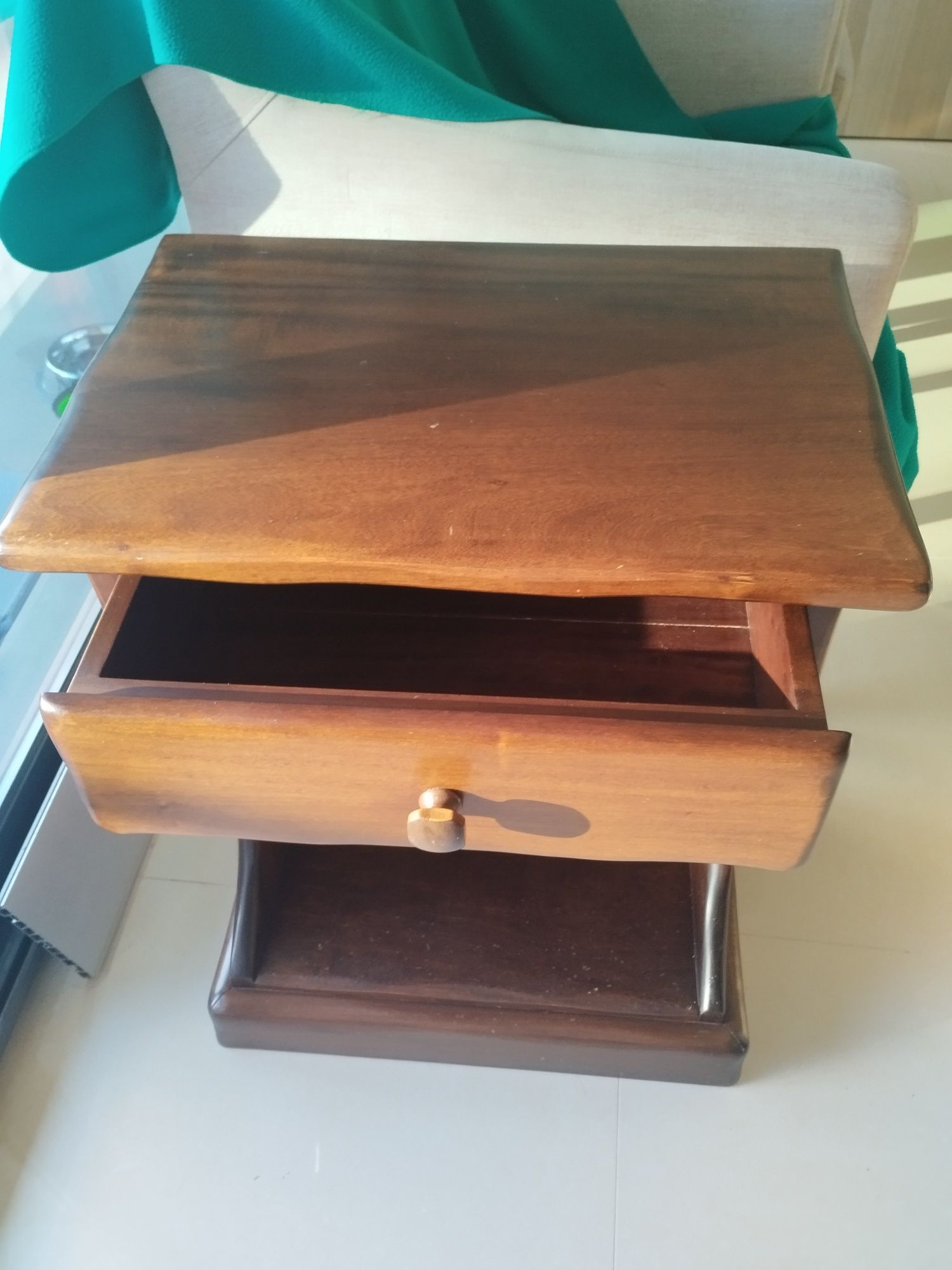 Mesa de apoio em madeira de castanho