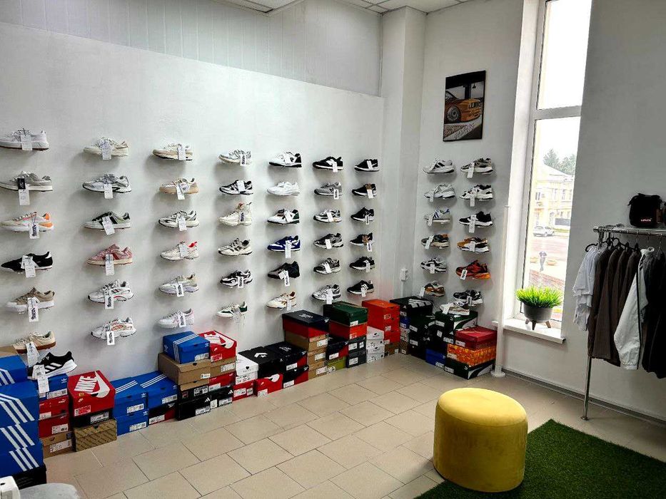 Продам СРОЧНО бізнес магазин взуття та одягу Sneakers