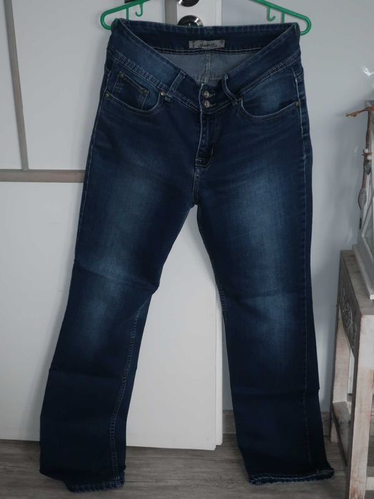 Wygodne spodnie damskie jeansy przetarcia proste nogawki