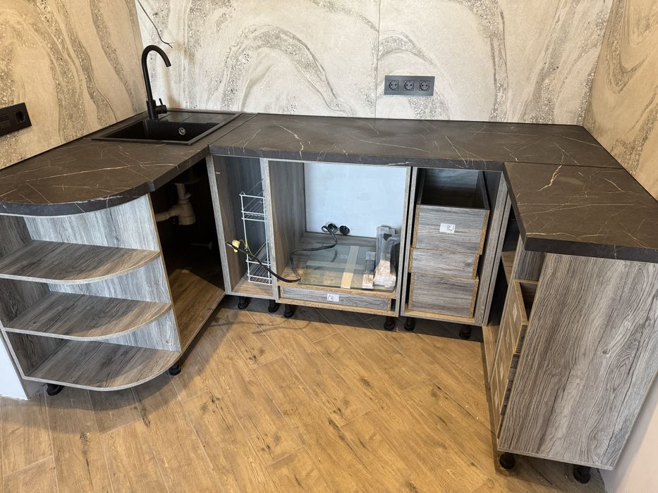 Продам новый корпус  кухни , модули кухни без фасадов