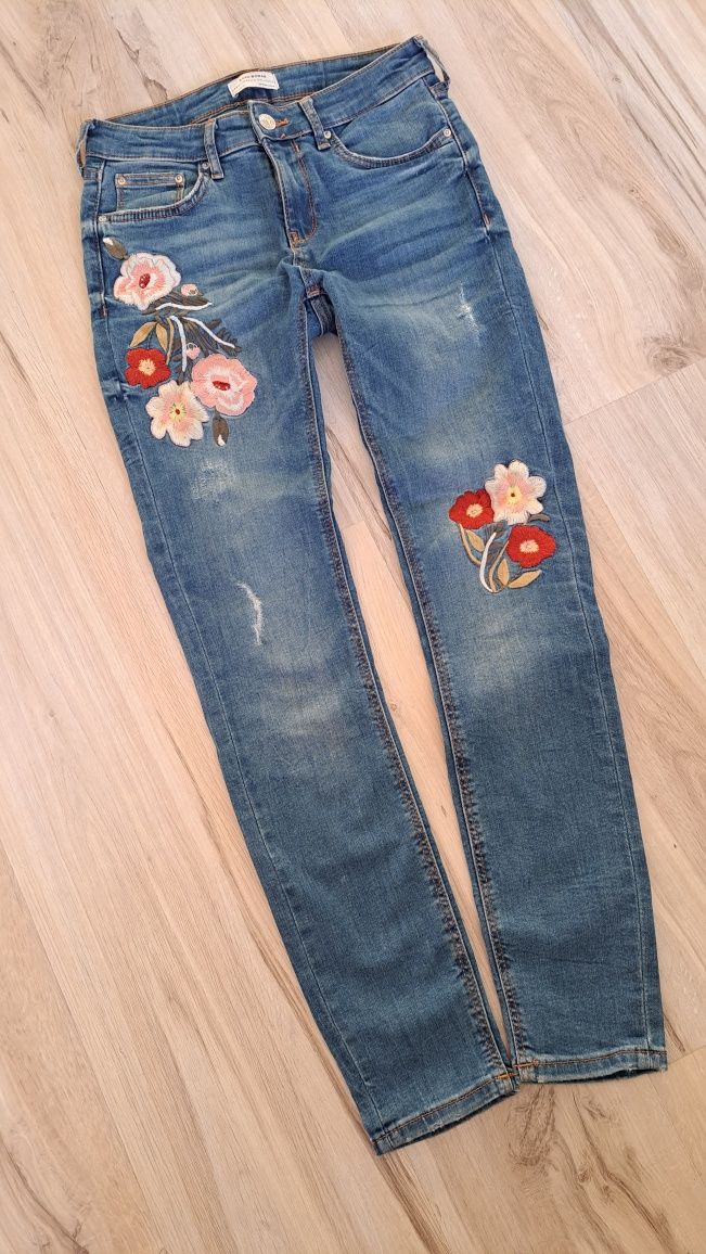 Spodnie Zara z haftem, rozmiar S, jeans