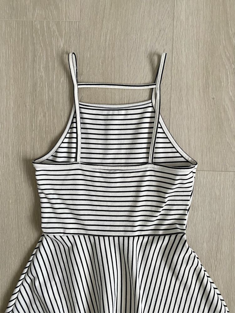 Letnia sukienka w paski z dekoltem typu halter H&M