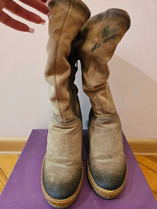 Бежеві замшеві чоботи