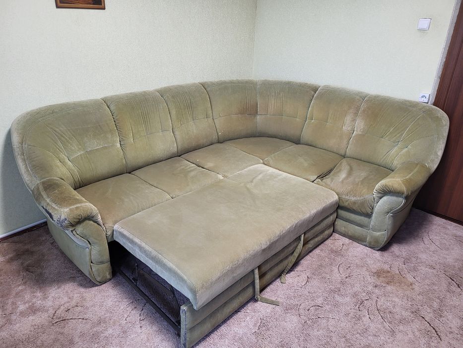 Кутовий диван в доброму стані