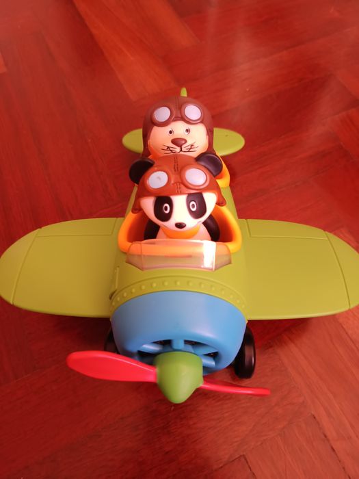 Avião do Panda e figuras