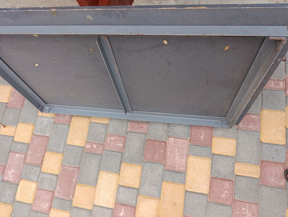 Стільниця з металевим каркасом