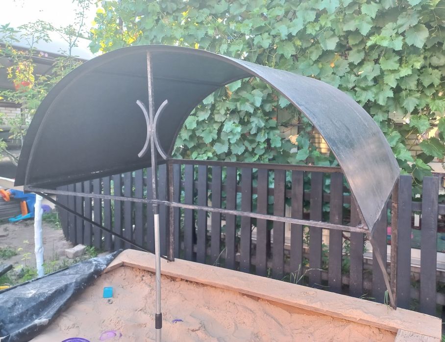 Якісний і добротний козирьок на вхідні двері