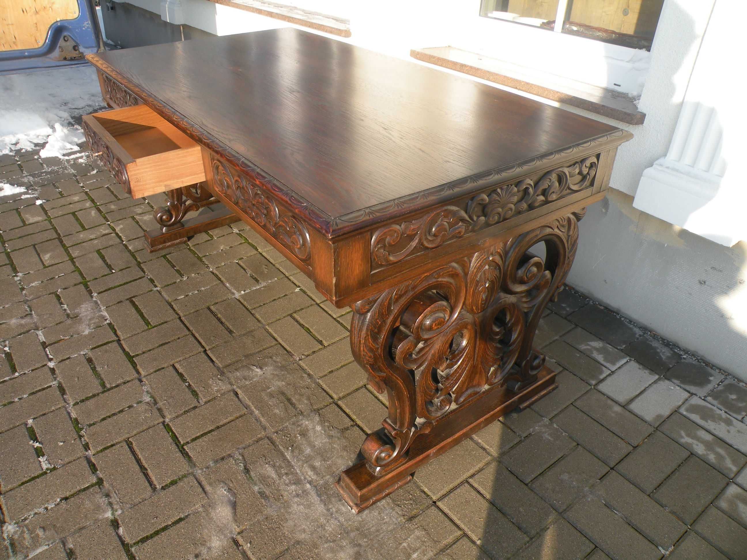 Piękne drewniane biurko ręcznie rzeźbione