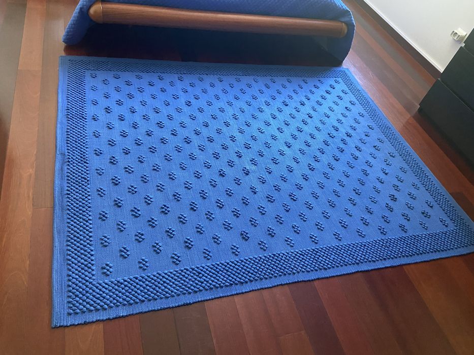 Carpete de cor azulão feita em tear