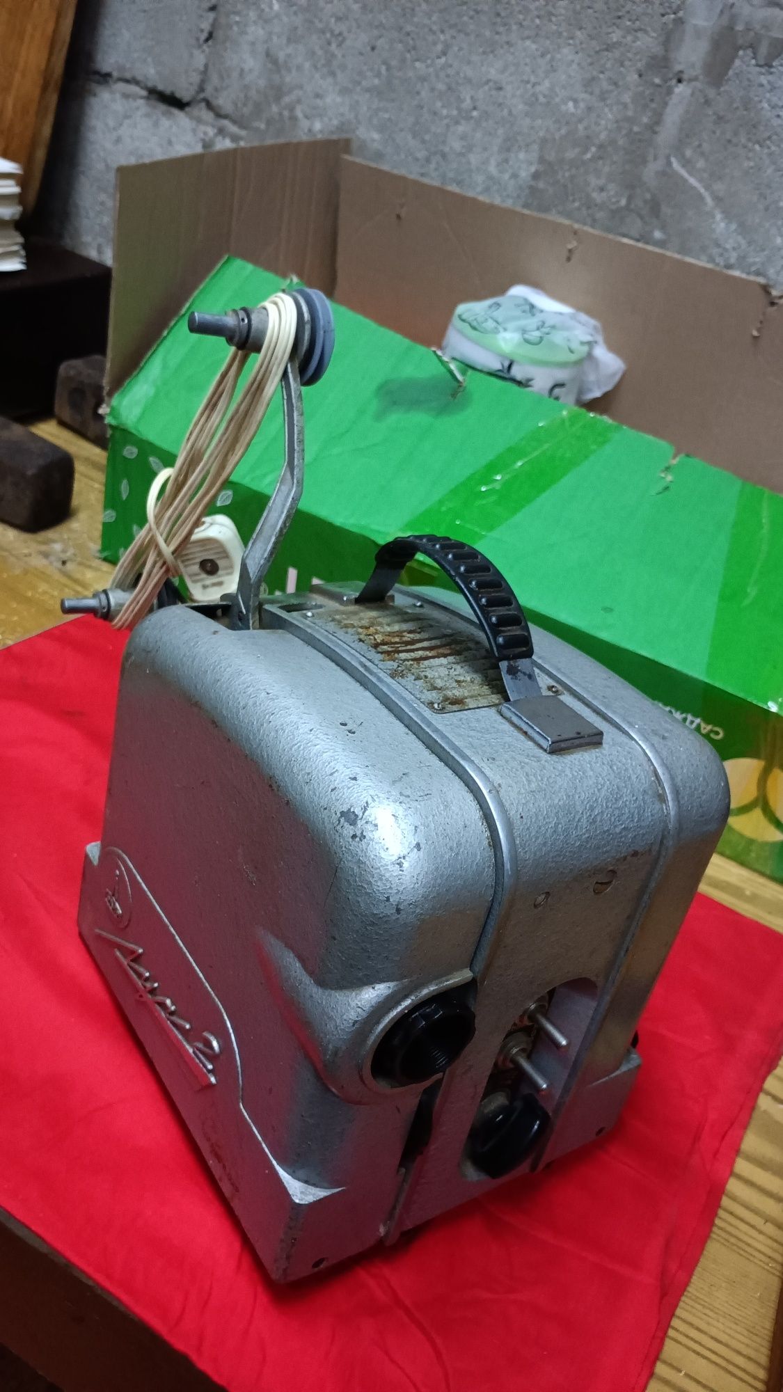Продам прожектор луч2