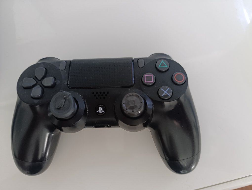 Konsola PS4 plus 3 pady plus gry