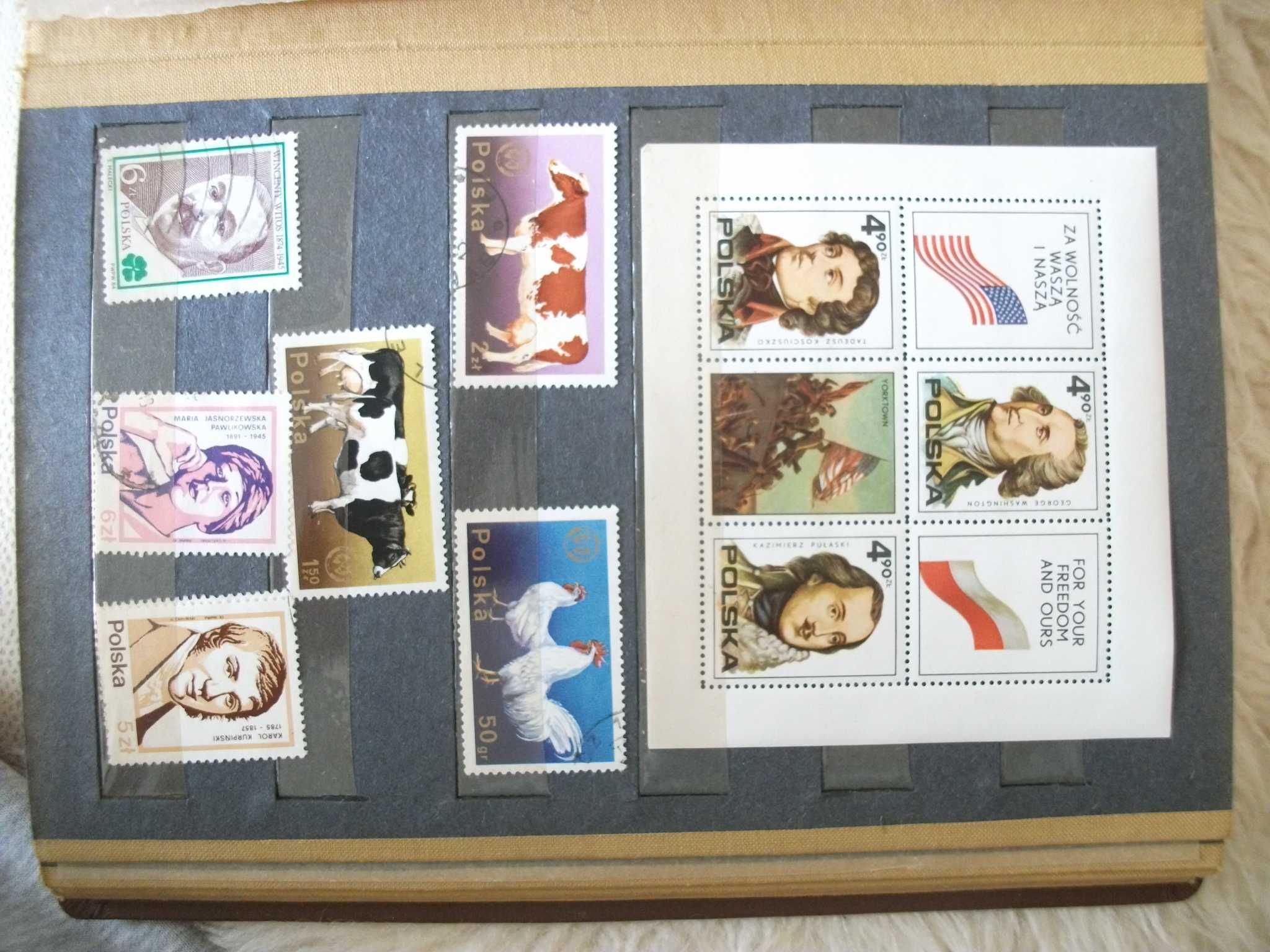 klaser ze znaczkami pocztowymi
