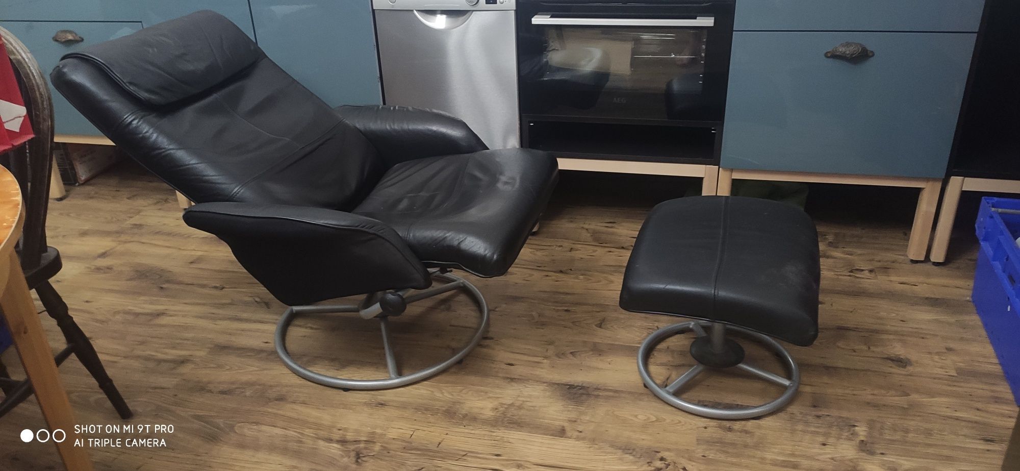 Fotel Ikea Malung z podnóżkiem skorzany