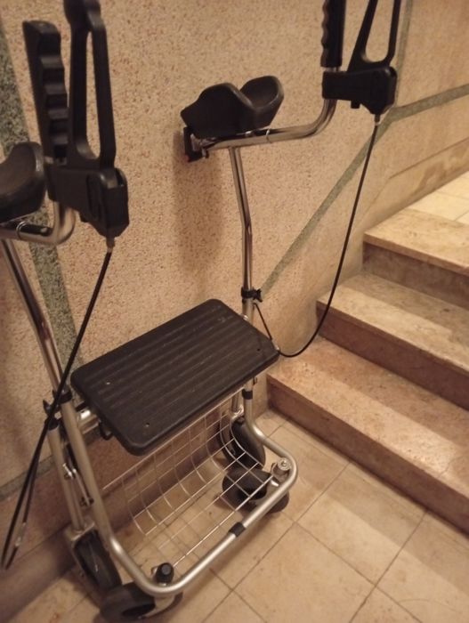 Andarilho com rodas/apoio braços/assento