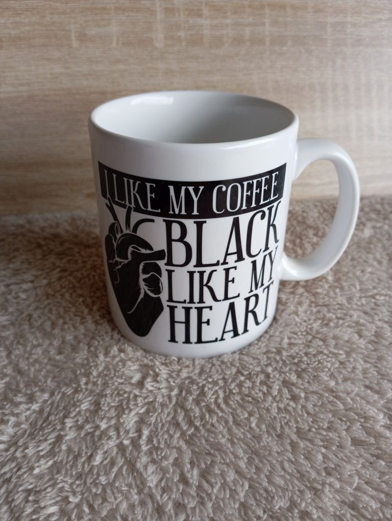 Kubek z napisem "I like my coffee ..."
