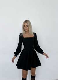 Чорна сукня з геометричним декольте