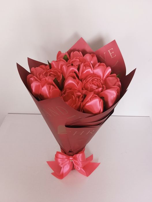 Wieczny bukiet koralowych tulipanów i piwonii