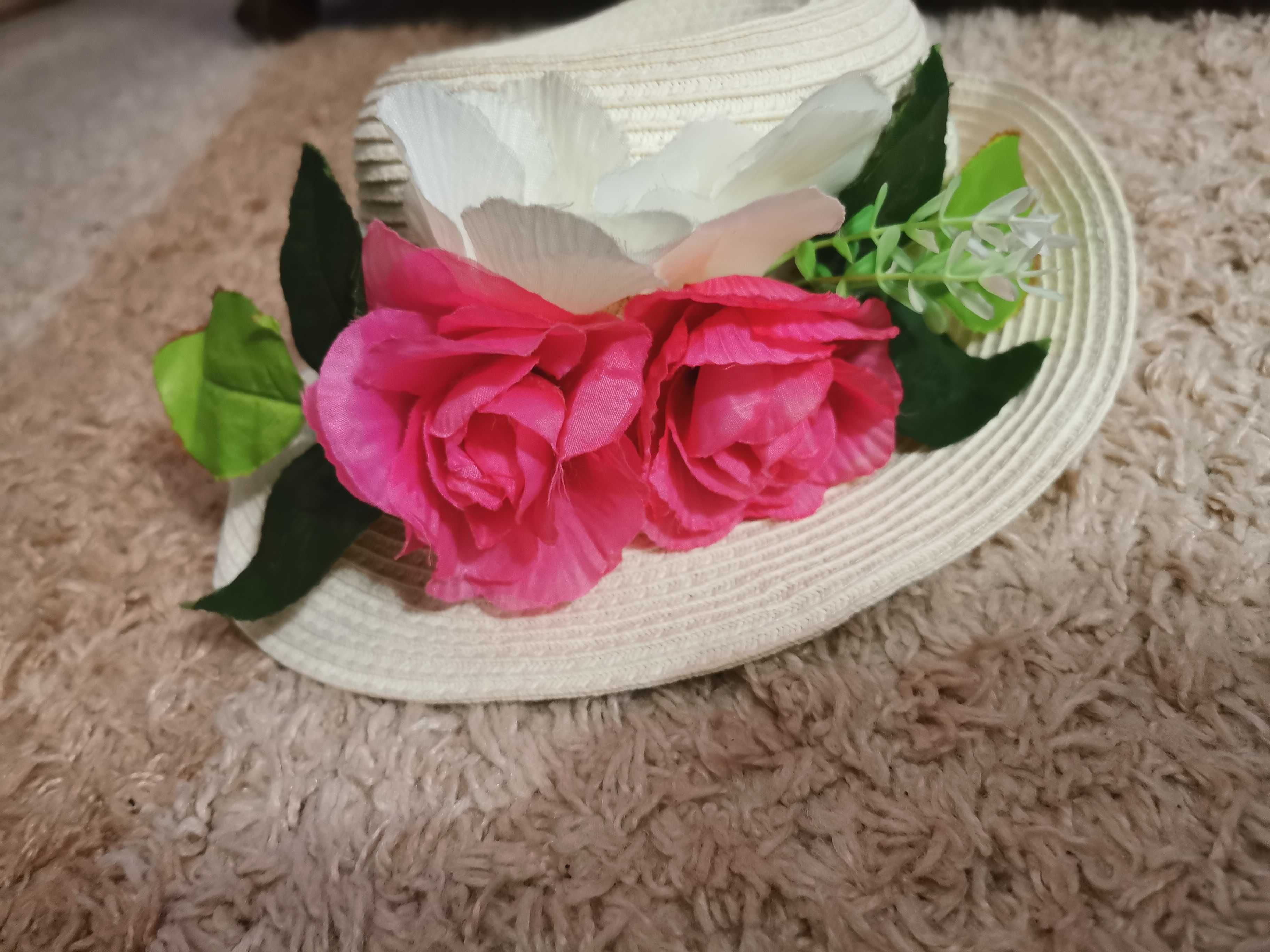 Нарядная шляпка с цветами