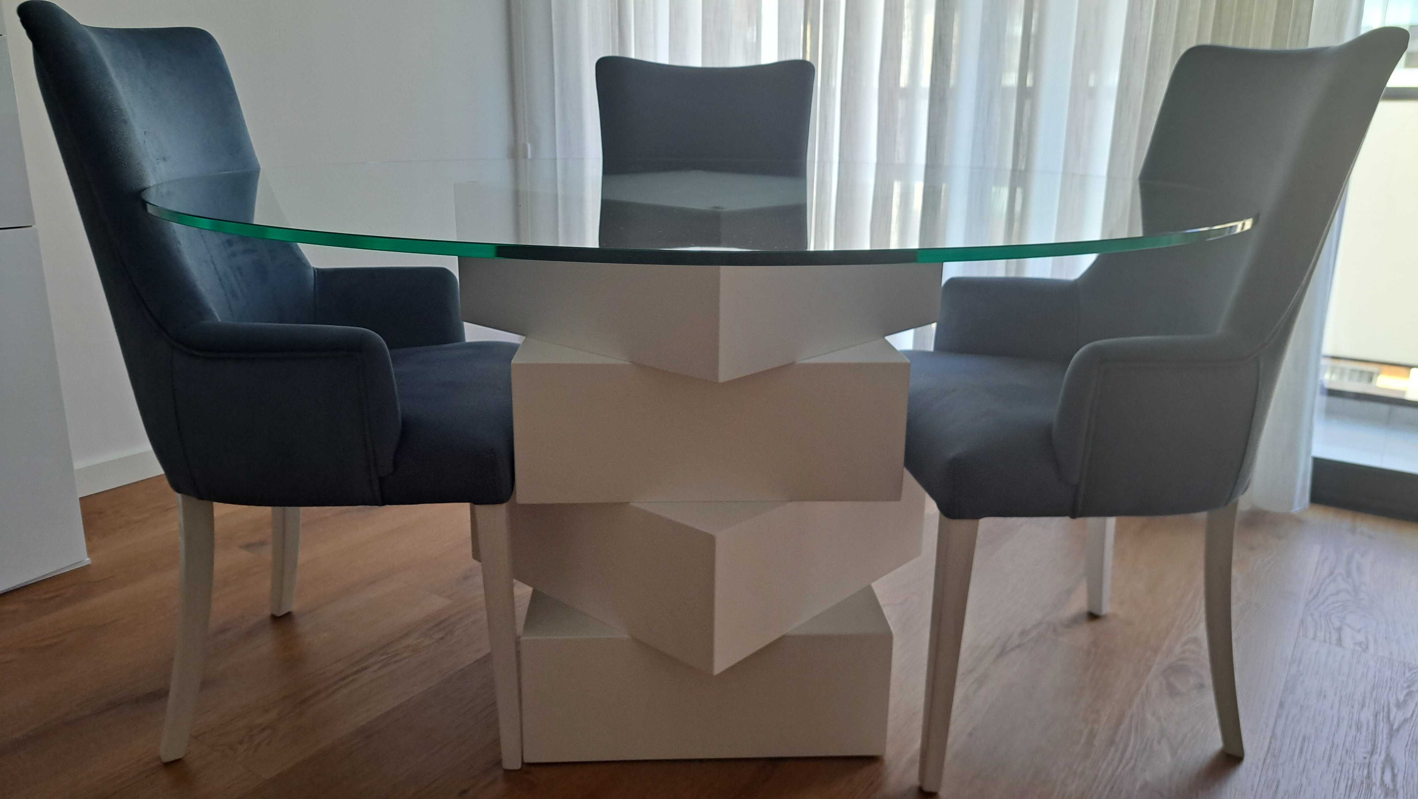 Mesa de vidro com 4 cadeiras estofadas em ótimo estado