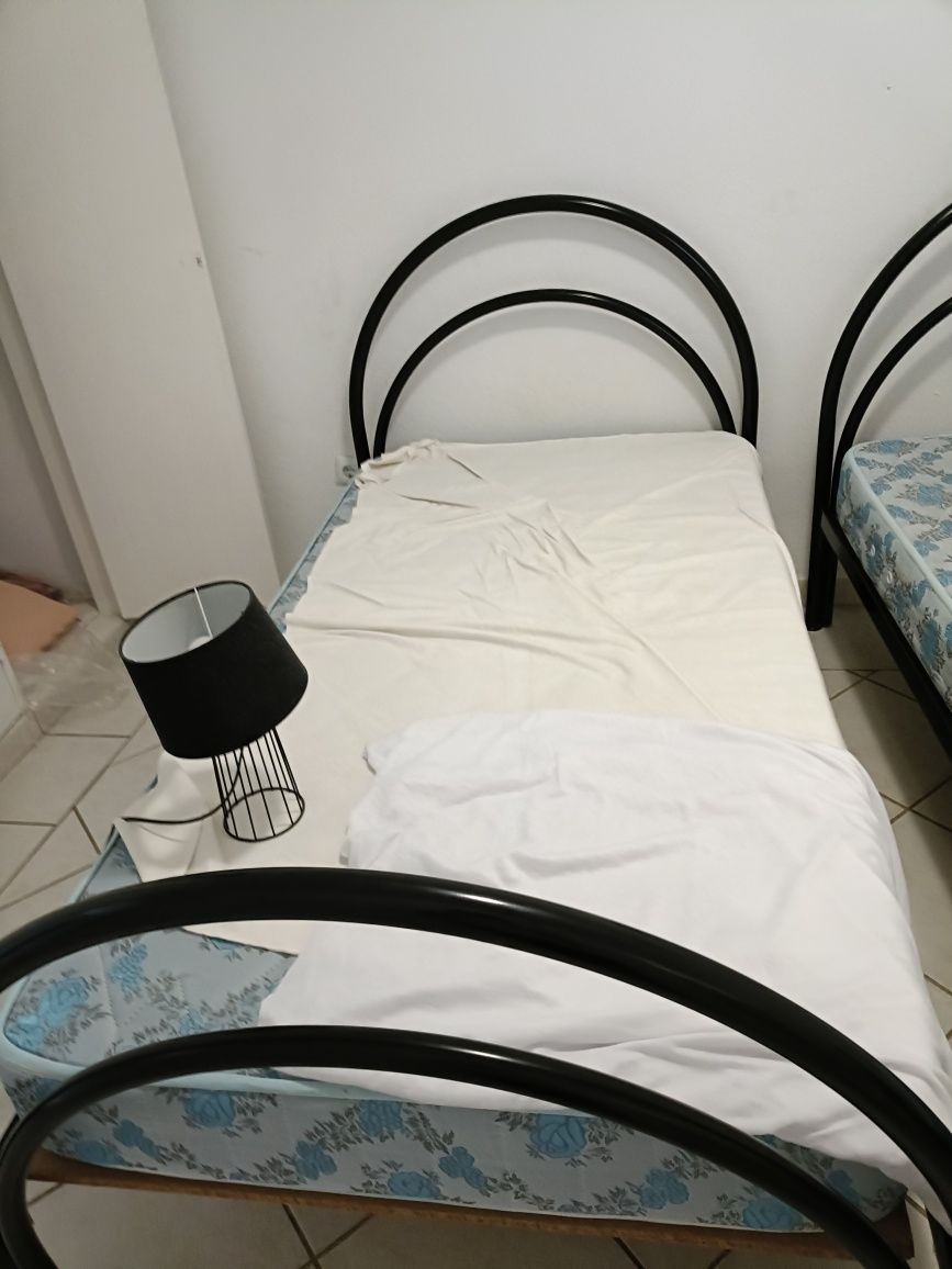 Duas camas solteiras, mais uma cama extra