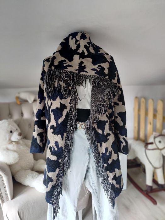 Narzutka z kapturem fredzelki moro ciepła new collection