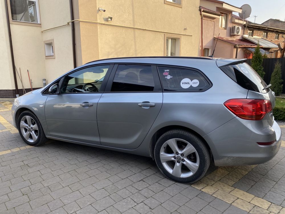 Opel Astra J 2011 Sports Tourer