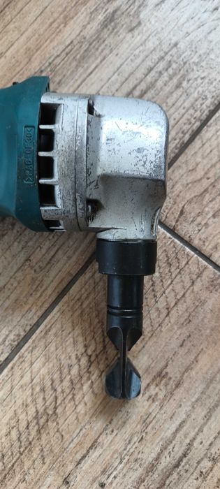 Nożyce elektryczne do blachy Makita