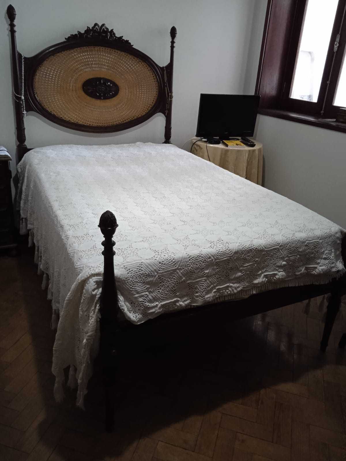 conjunto de cama de casal e mesinha de cabeceira em madeira