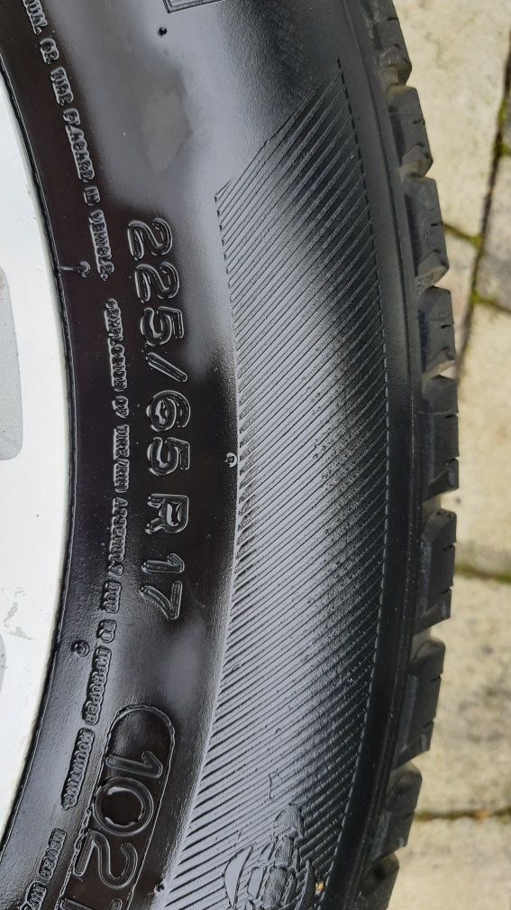 Alufelgi Suzuki z oponami zimowymi Michelin Latidute 225/65 R17