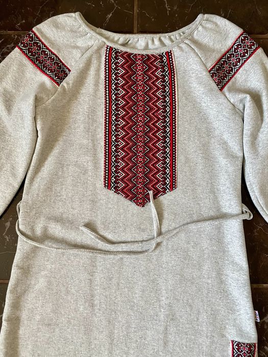 Сорочка сукня вишиванка 134-140 сіра з червоним орнаментом