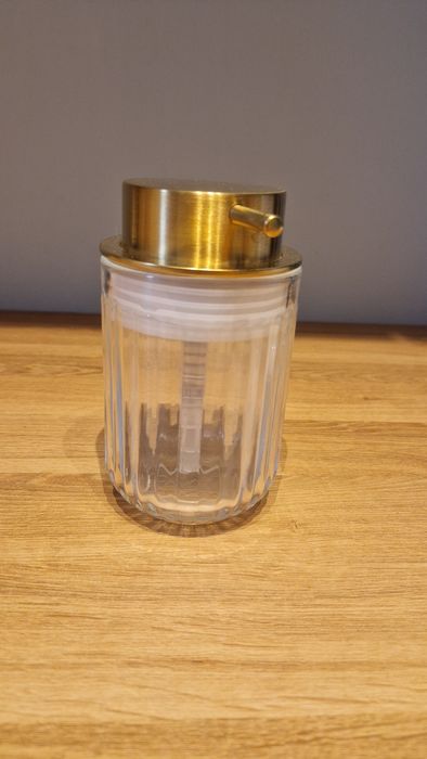 Złoty dozownik Ikea mosiądz