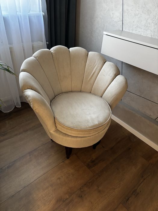 Beżowy fotel muszelka