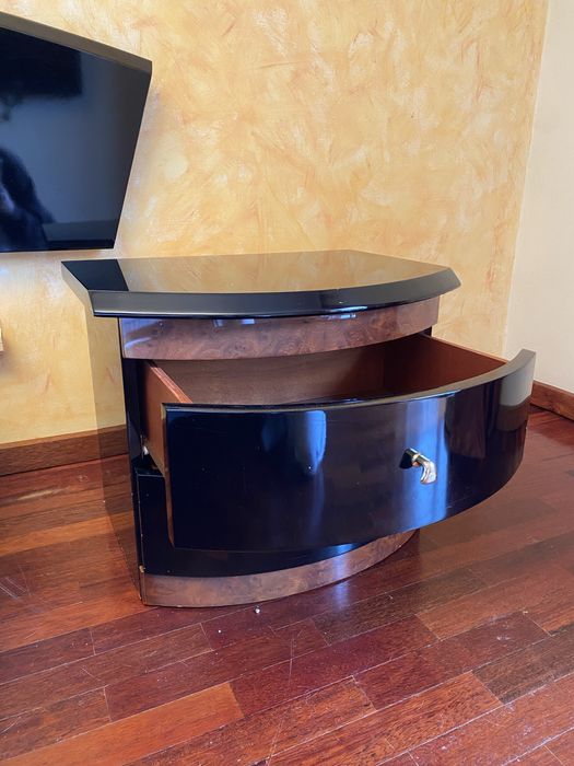 Comoda com espelho em madeira escura