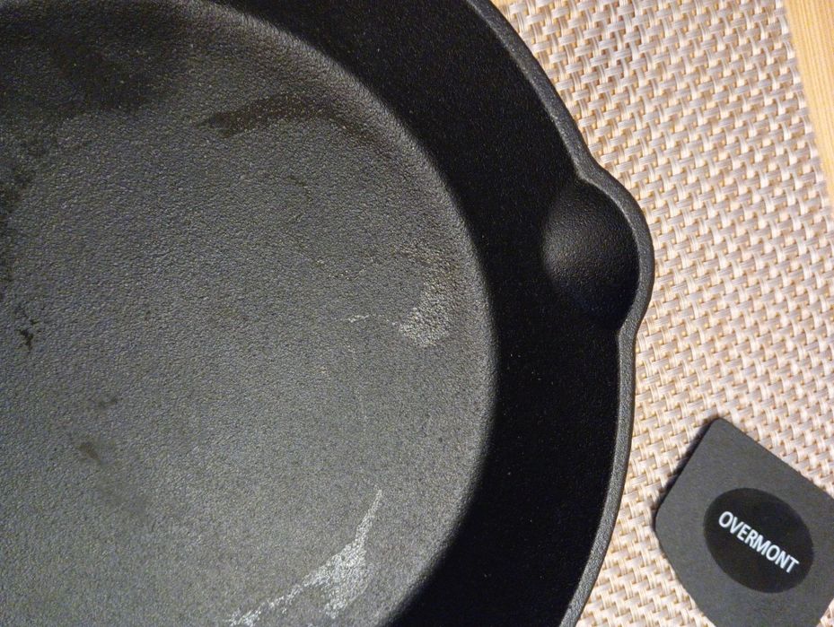 Patelnia żeliwna 24 cm, głębokość 4, 5 cm