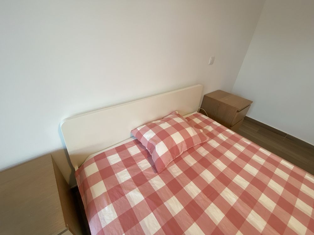 Vendo 2 camas e 4 mesas de cabeceira