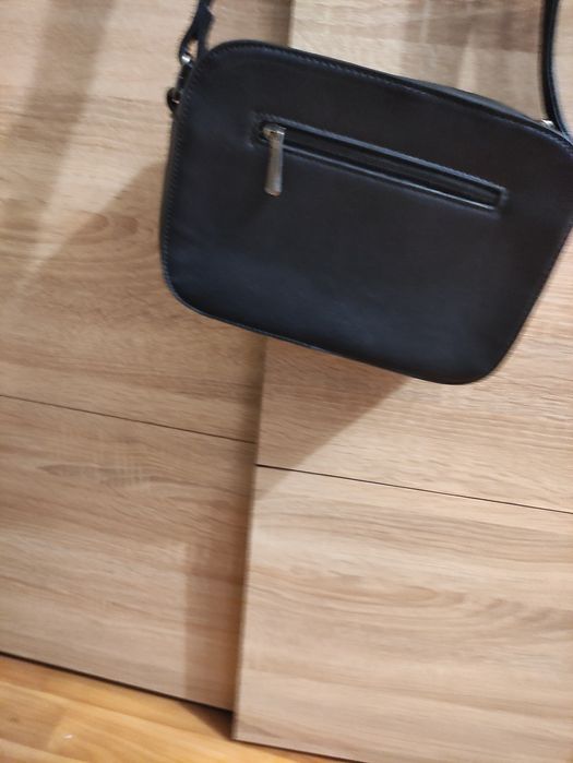 Сумка на плече з довгим ременем.В гарному стані.