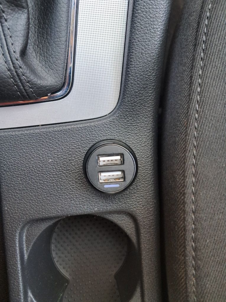 Автомобільна зарядка USB для телефону
