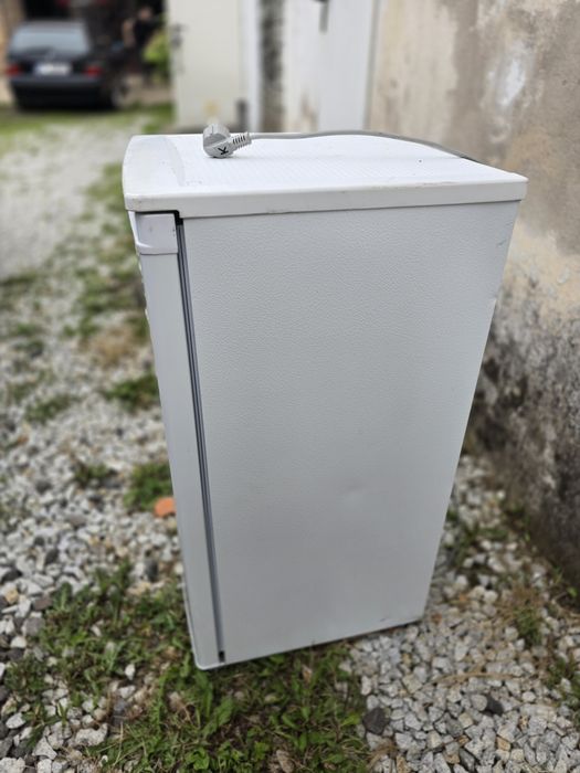 Mała zgrabna lodówka podblatowa stan bardzo dobry.