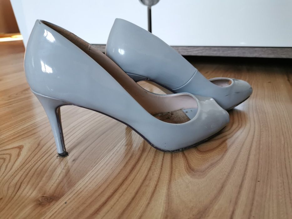 Szare szpilki lakierki