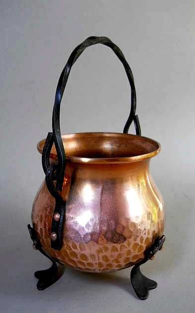 Медный горшок для цветов с чугунными лапами и чугунной ручкой