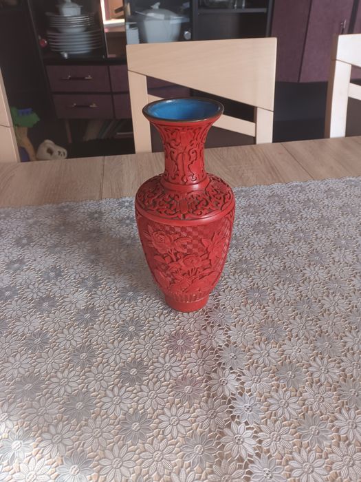 Wazonik z chińskiej czerwonej laki