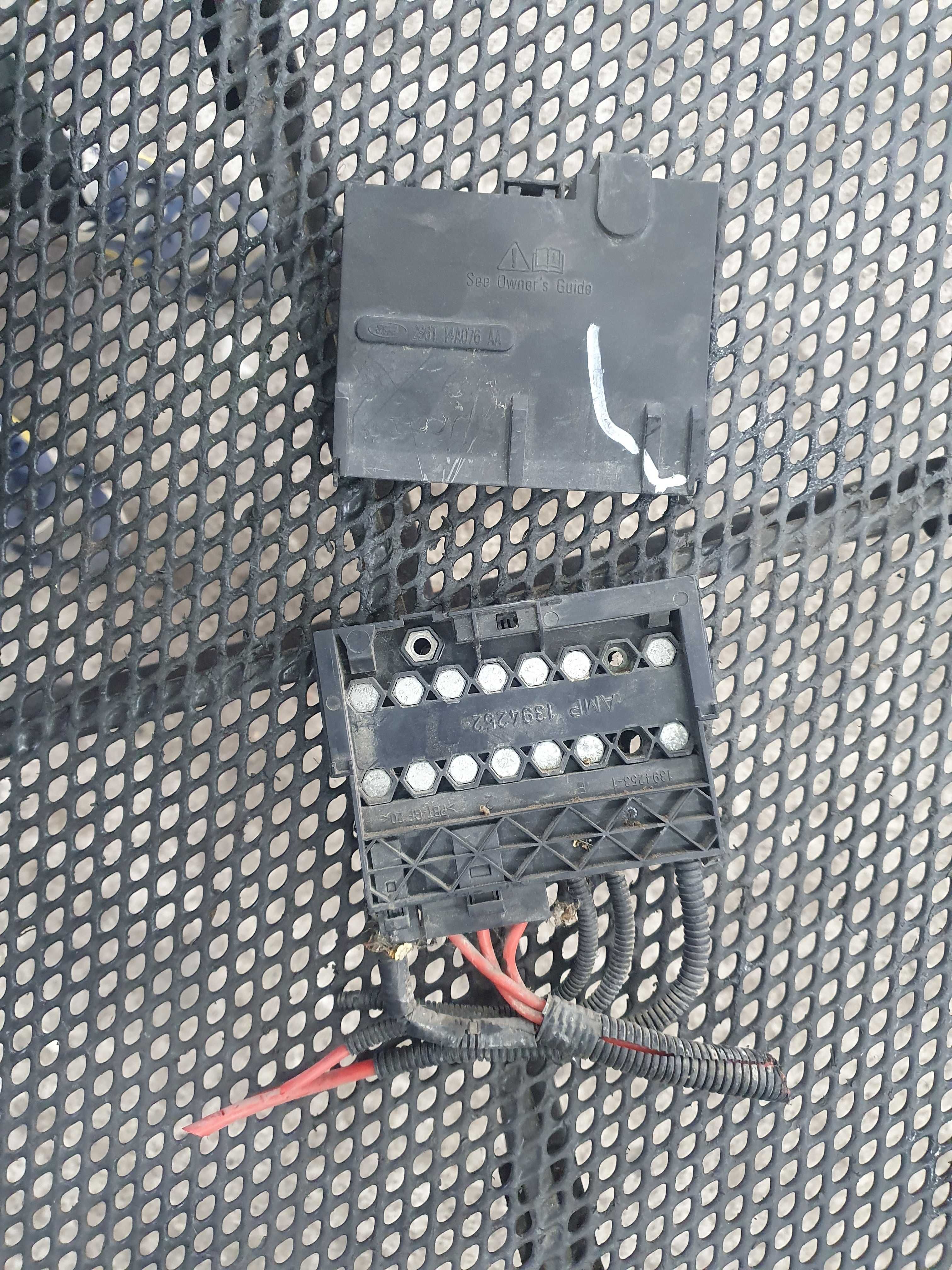 Puszka skrzynka bezpiecznikow Ford Fiesta mk6 1.6 tdci sprawna